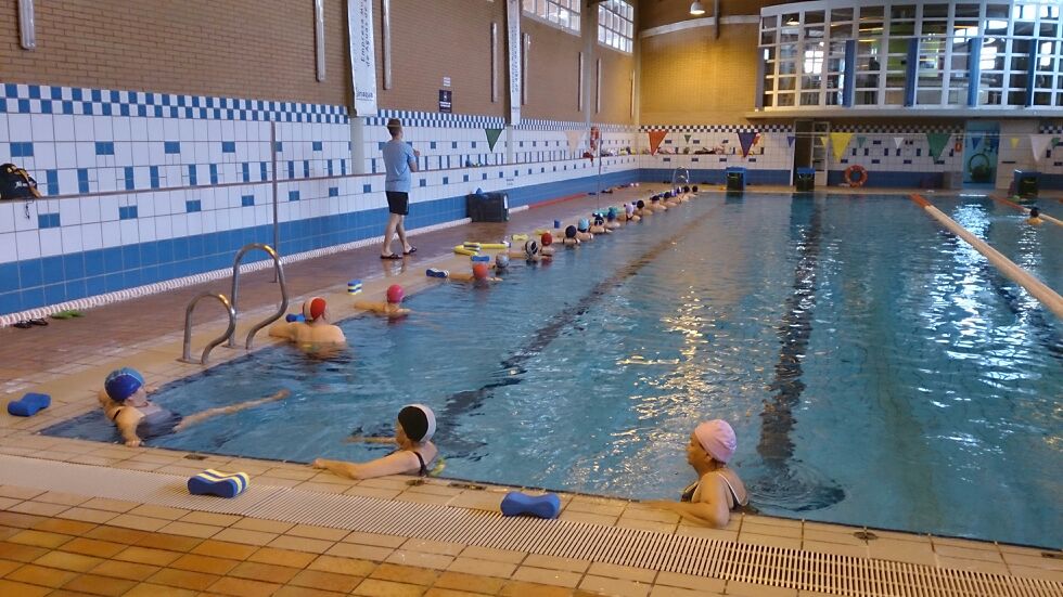 La piscina cubierta recibe más de 200 participantes en las actividades organizadas para Semana Santa